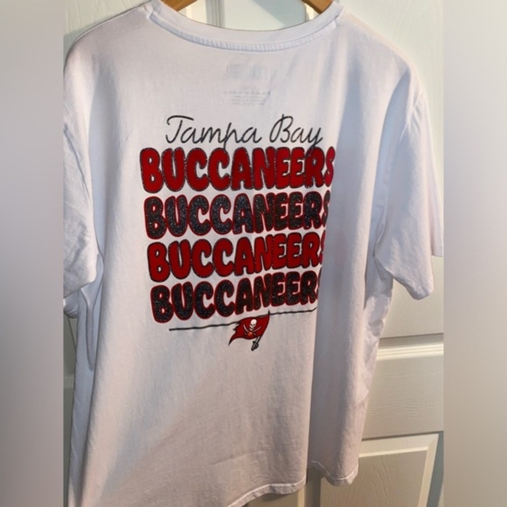 NFL Women’s Tampa Bay Buccaneers Short Sleeve Tee - Picture 3 of 5